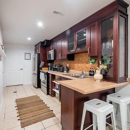Basement Suite With Private Patio In Davenport 토론토 외부 사진
