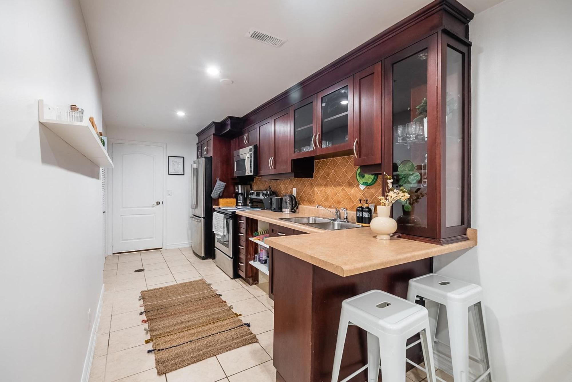 Basement Suite With Private Patio In Davenport 토론토 외부 사진