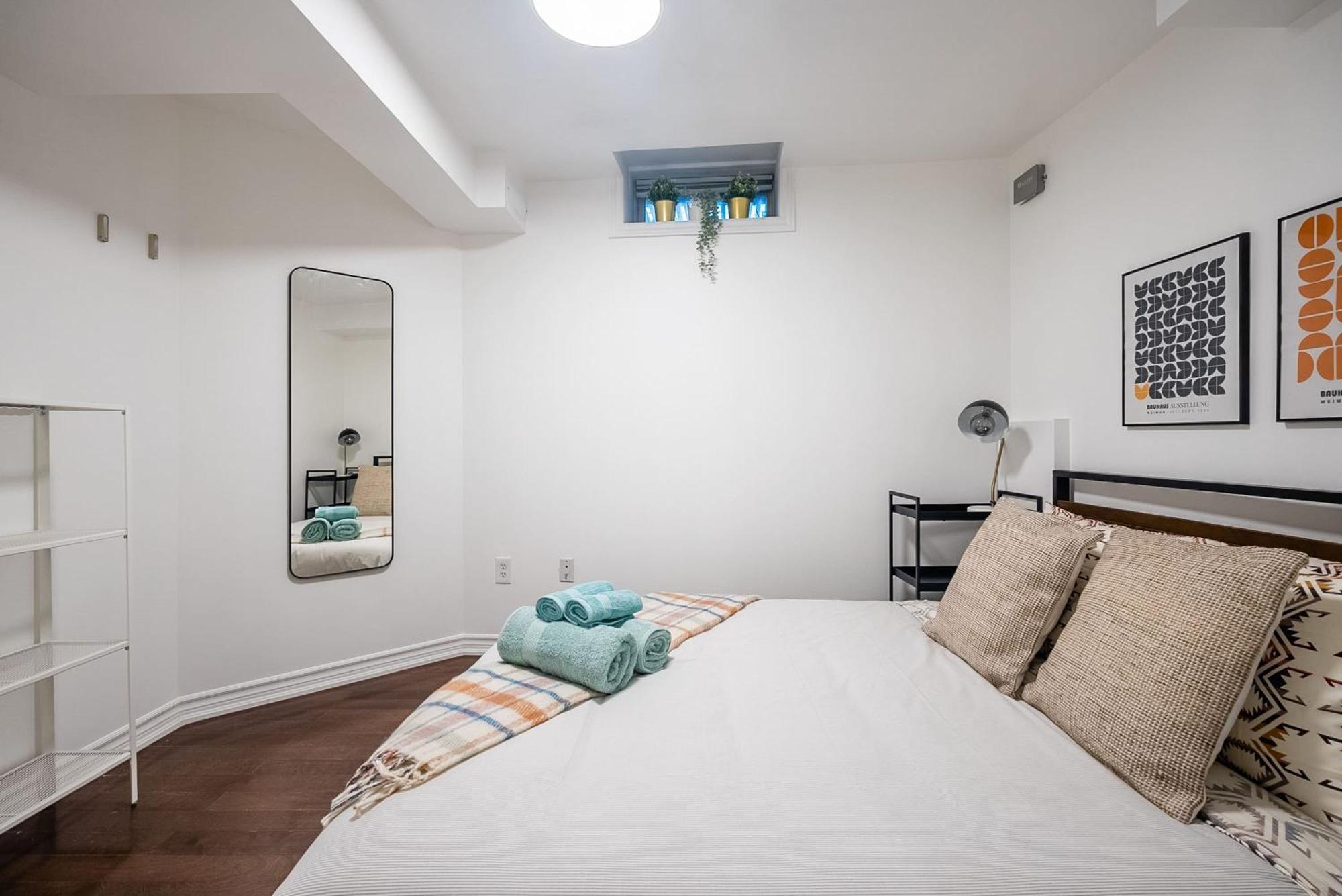 Basement Suite With Private Patio In Davenport 토론토 외부 사진