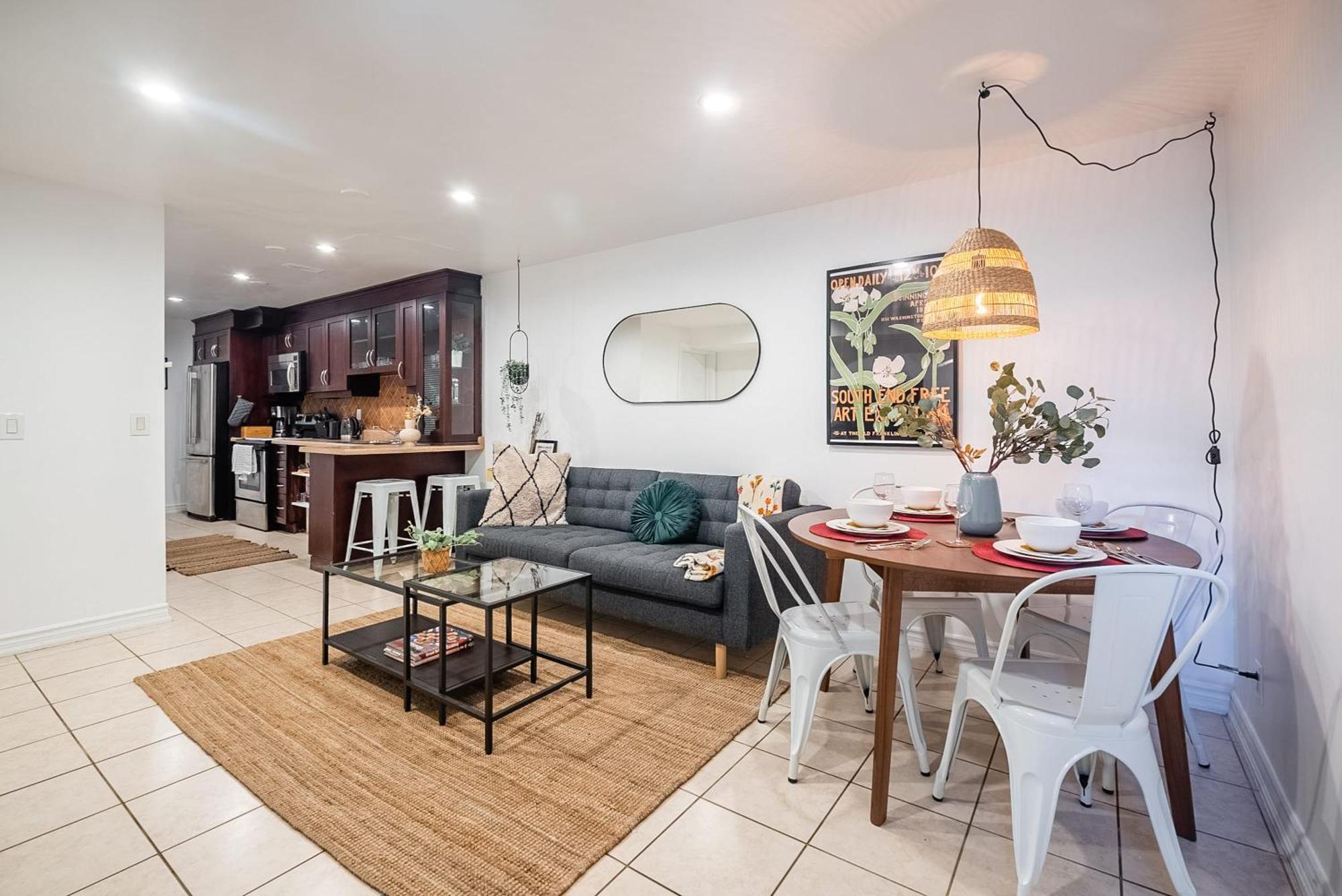 Basement Suite With Private Patio In Davenport 토론토 외부 사진