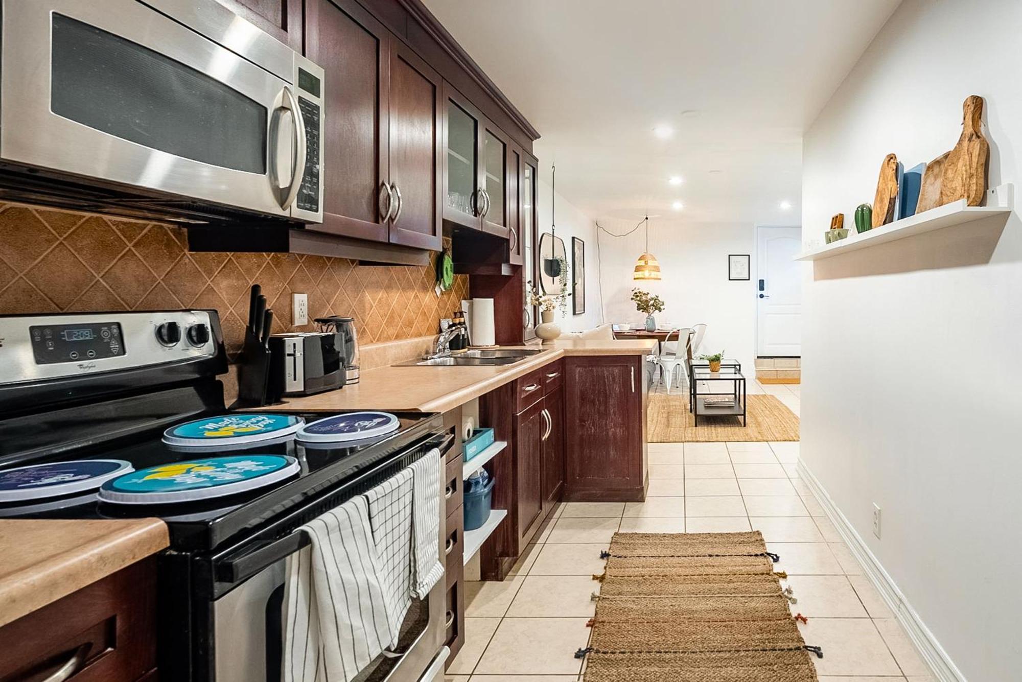 Basement Suite With Private Patio In Davenport 토론토 외부 사진