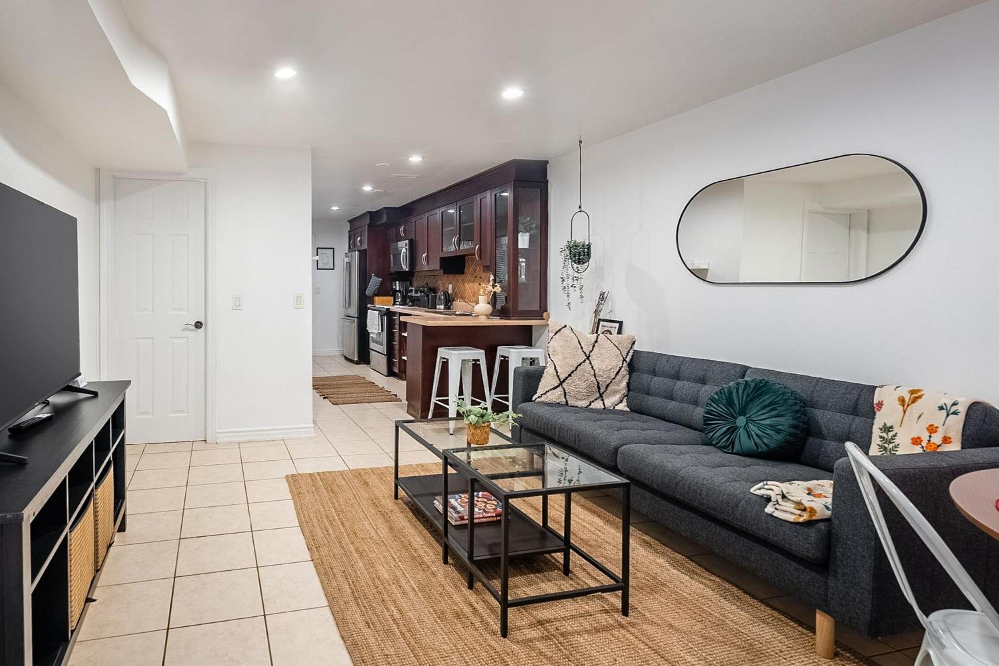 Basement Suite With Private Patio In Davenport 토론토 외부 사진