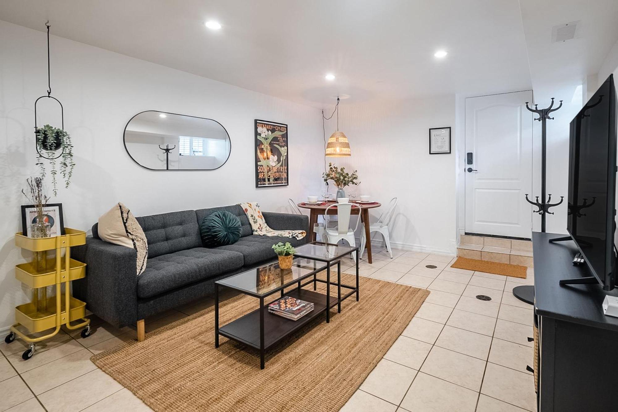 Basement Suite With Private Patio In Davenport 토론토 외부 사진