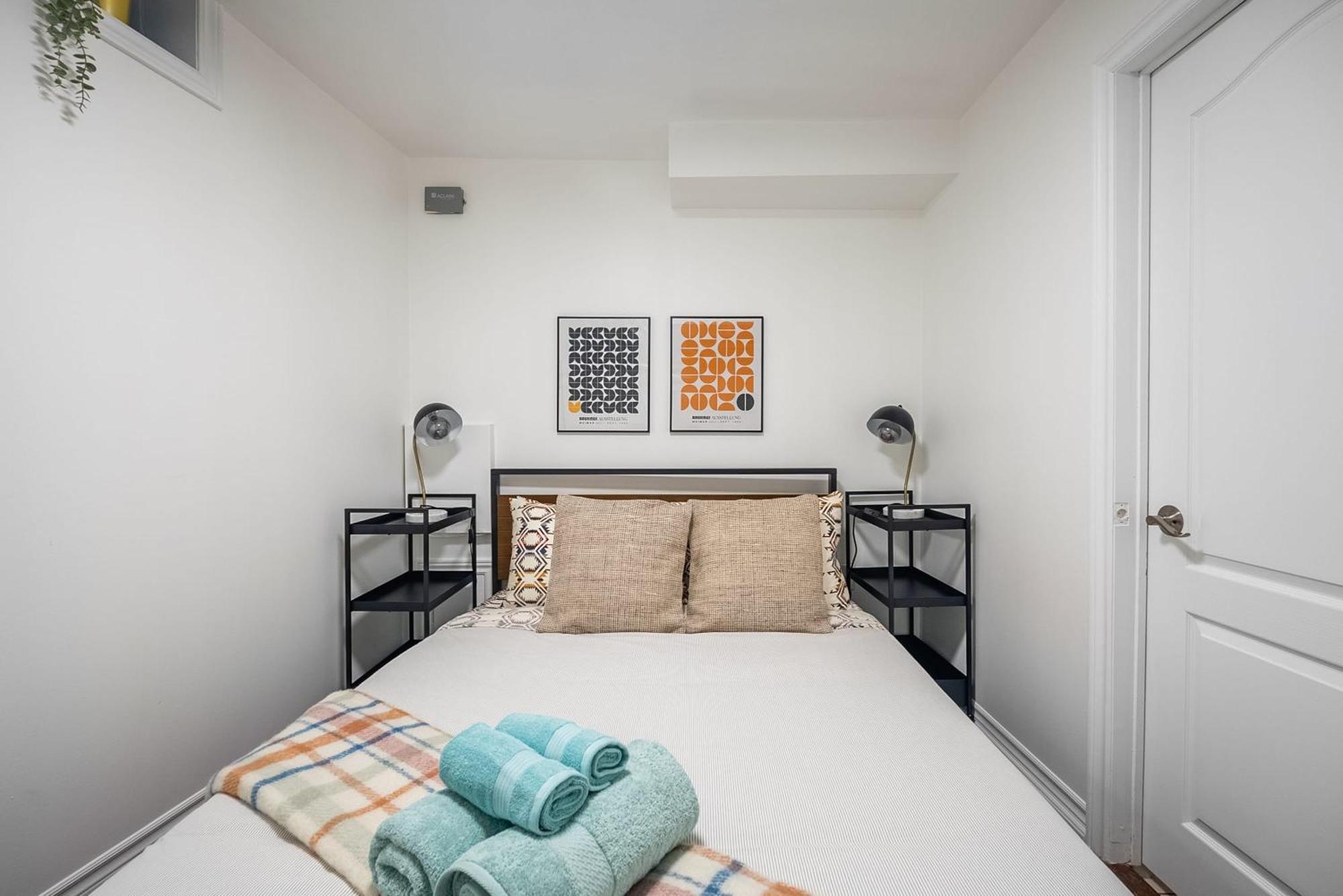 Basement Suite With Private Patio In Davenport 토론토 외부 사진