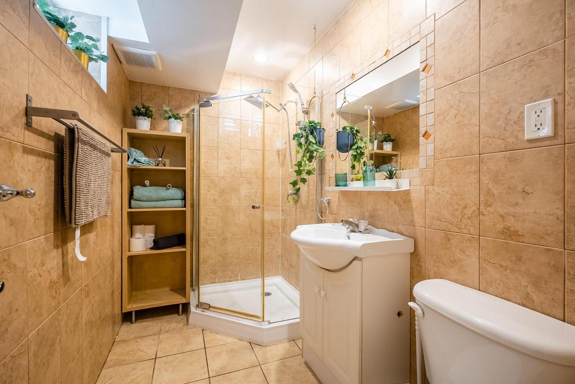Basement Suite With Private Patio In Davenport 토론토 외부 사진