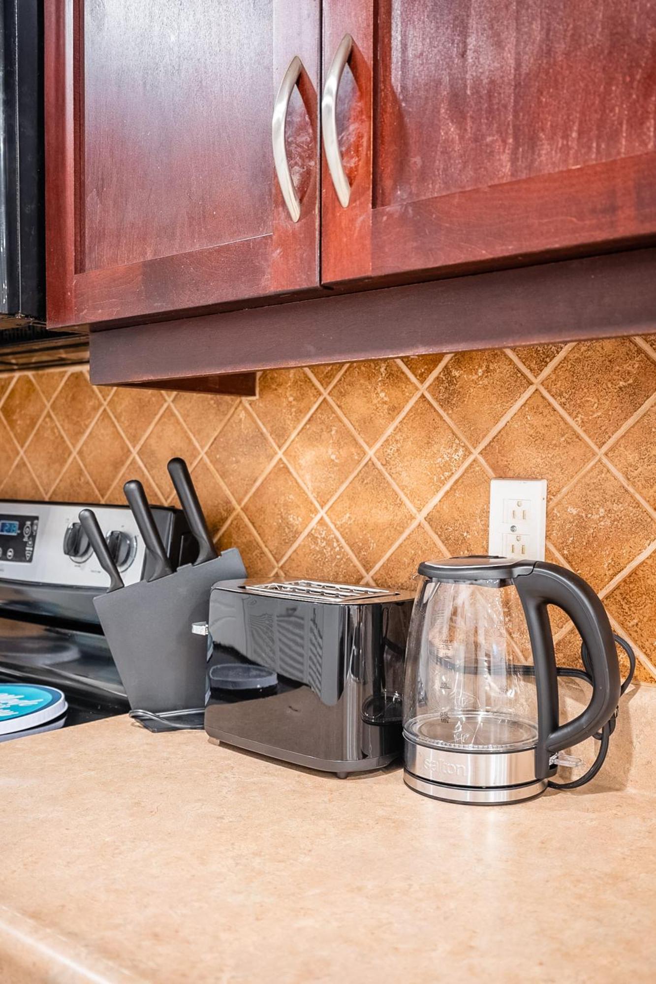 Basement Suite With Private Patio In Davenport 토론토 외부 사진